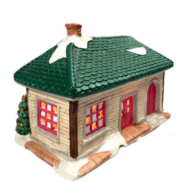 Bedford Falls Train Station Illuminated Hand painted indoor Christmas display - Picture 2 of 9